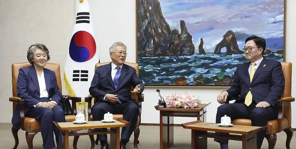 韩媒：涉嫌受贿遭起诉后首次公开露面，文在寅谴责尹锡悦政府紧急戒严是“国家倒退”